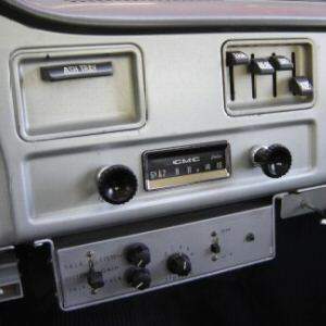 1962-1963_GMC_AM_Radio.JPG