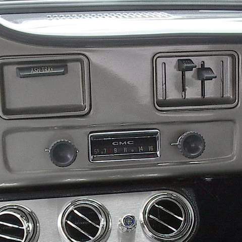 1960-1961_GMC_AM_Radio.JPG