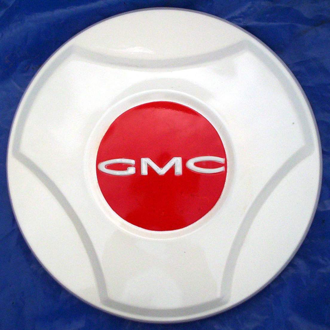 Hubcaps/1964-65_GMC_Painted_Hubcap.jpg