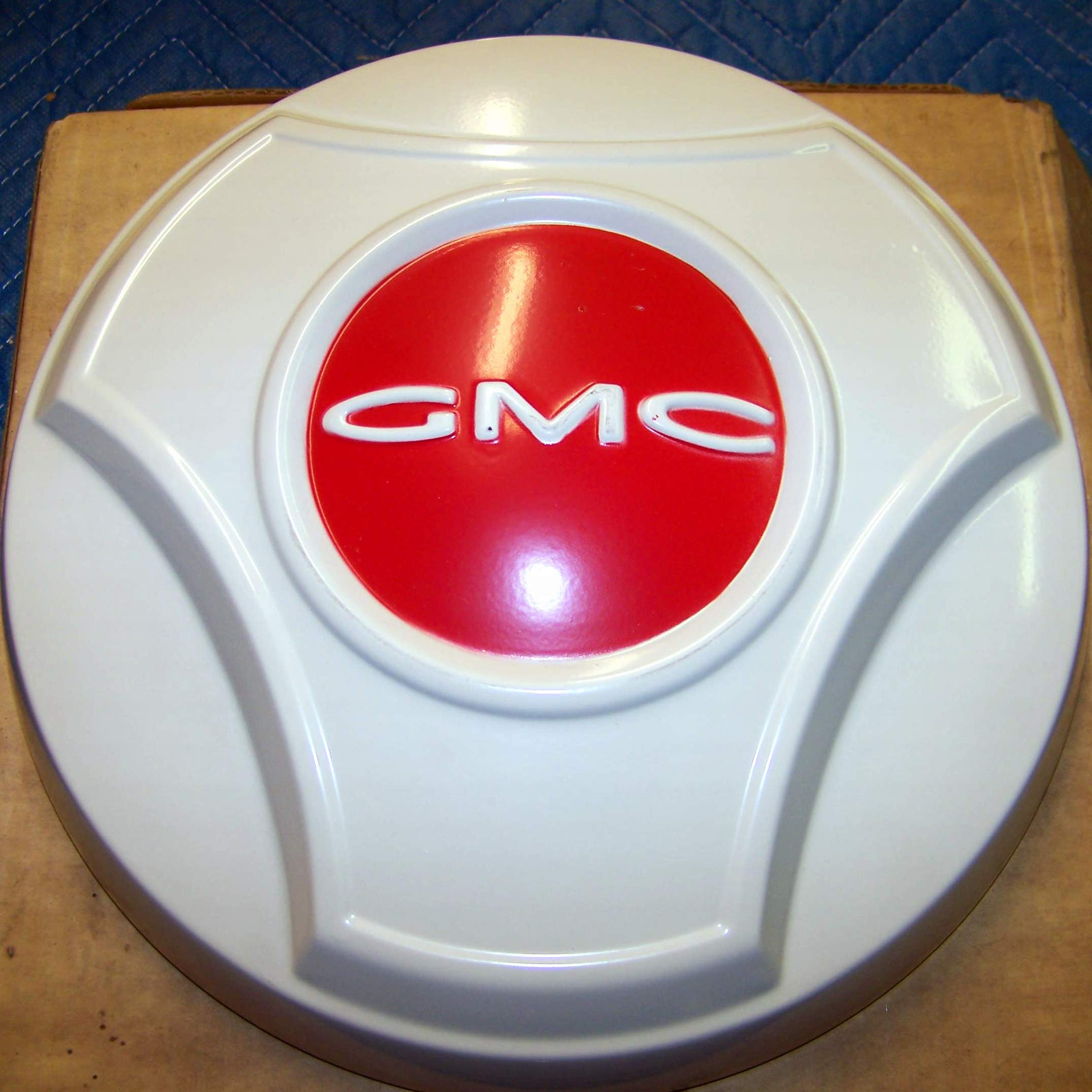 Hubcaps/1966_GMC_Painted_Hubcap.jpg