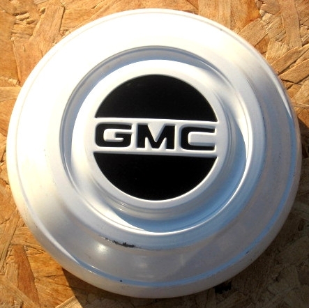 Hubcaps/1967_GMC_Painted_Hubcap.jpg
