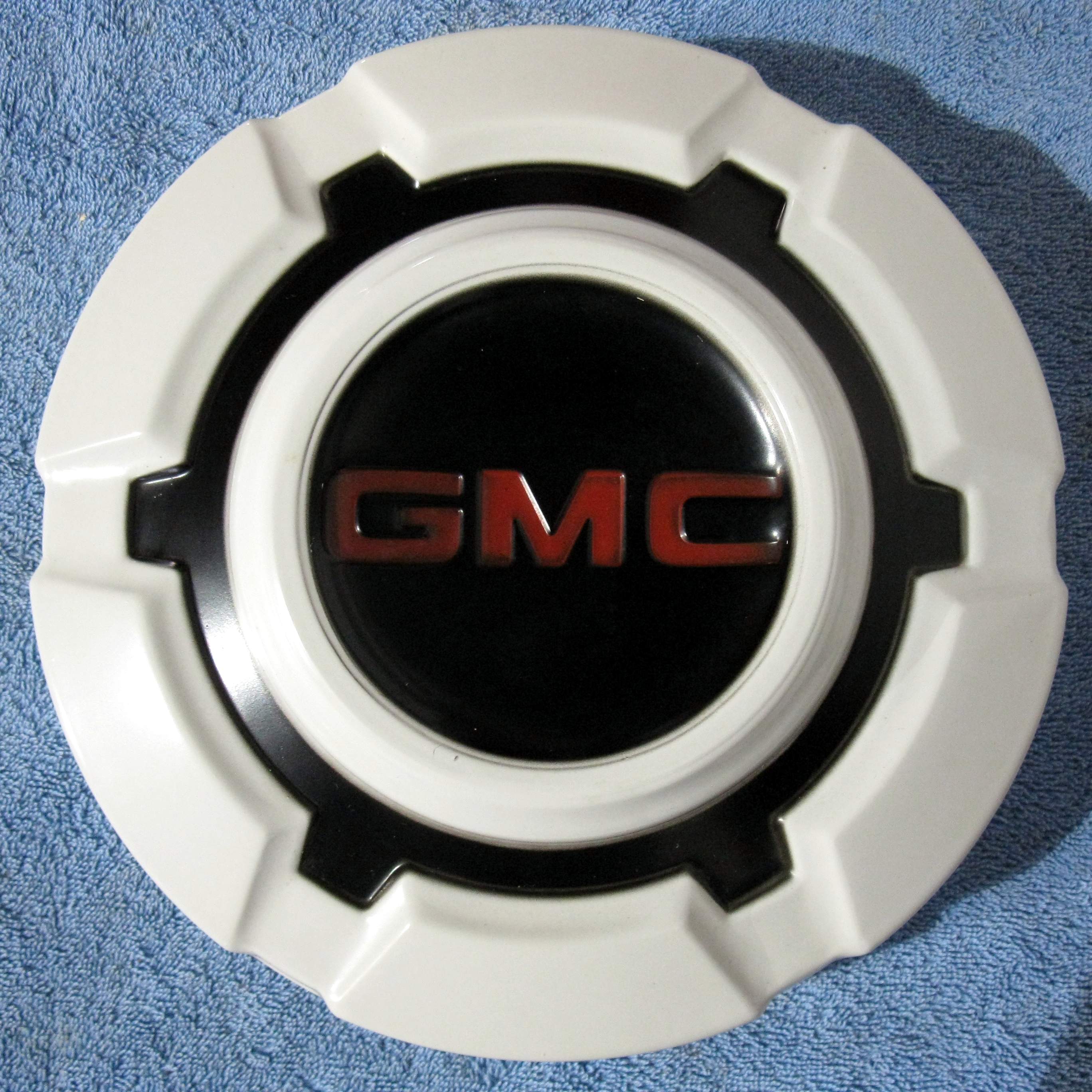 1969-72_GMC_Painted_Hubcap.jpg